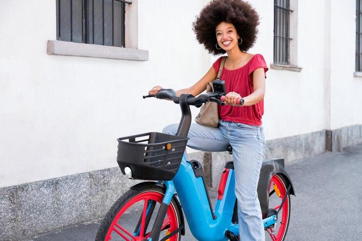 Une femme qui sourie en vélo électrique